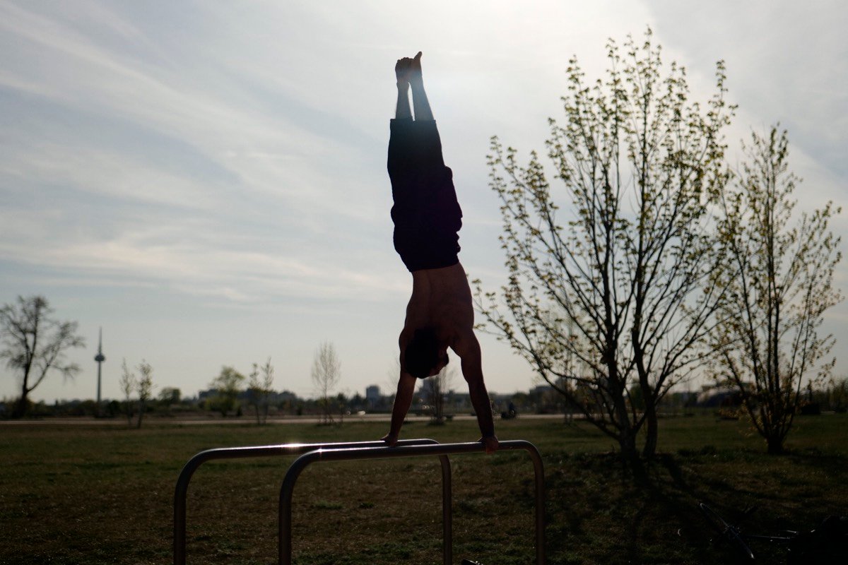 Tamer Eskin im freien Handstand