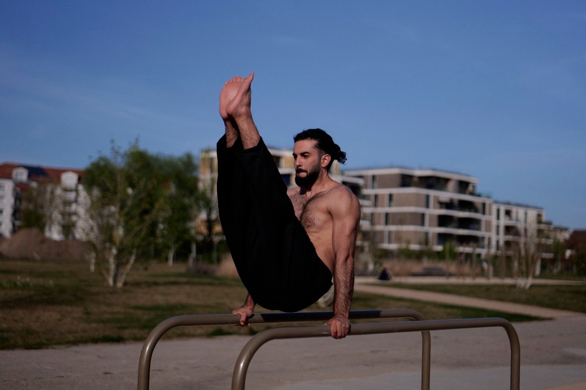 Tamer Eskin im V-Sit